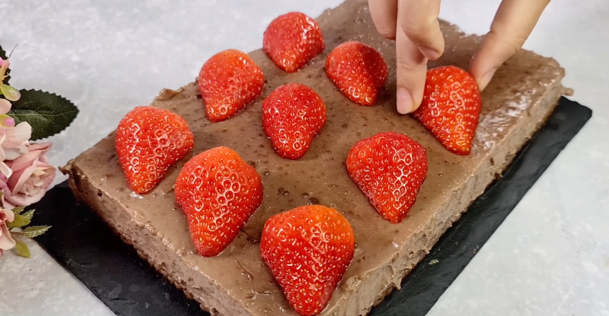Chocolate Pudding Strawberries Cake step 19