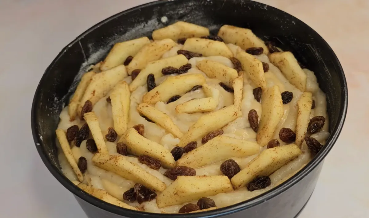Moist Apple Vanilla Pie step 18