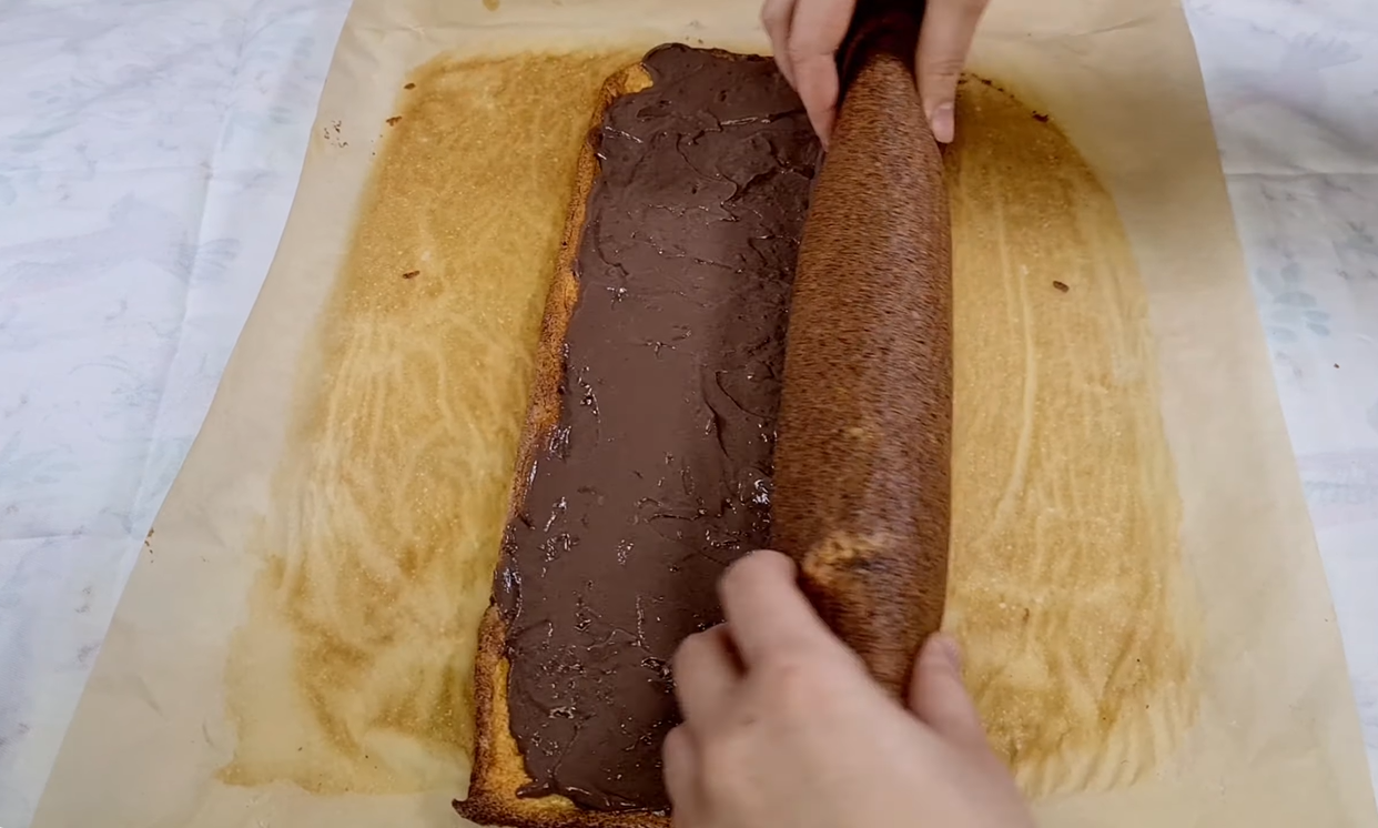 Strawberry Chocolate Roulade step 28