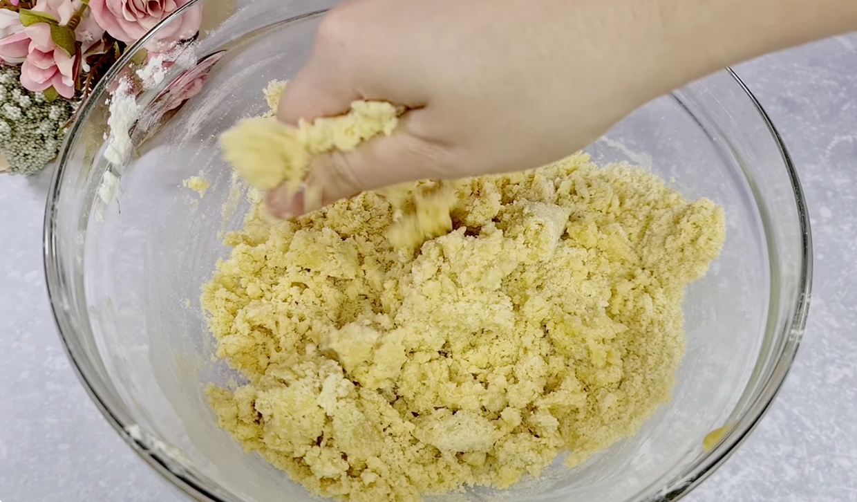 Strawberry Yogurt Crumble Cake step 5