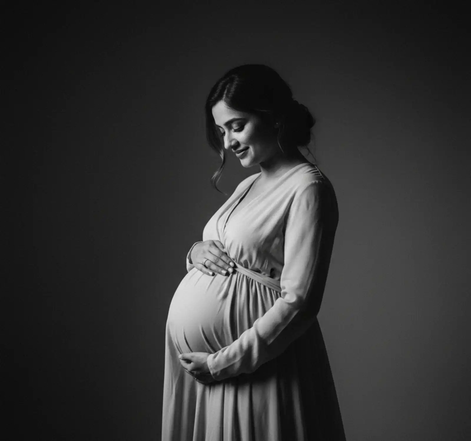 Black & White Maternity Photoshoot