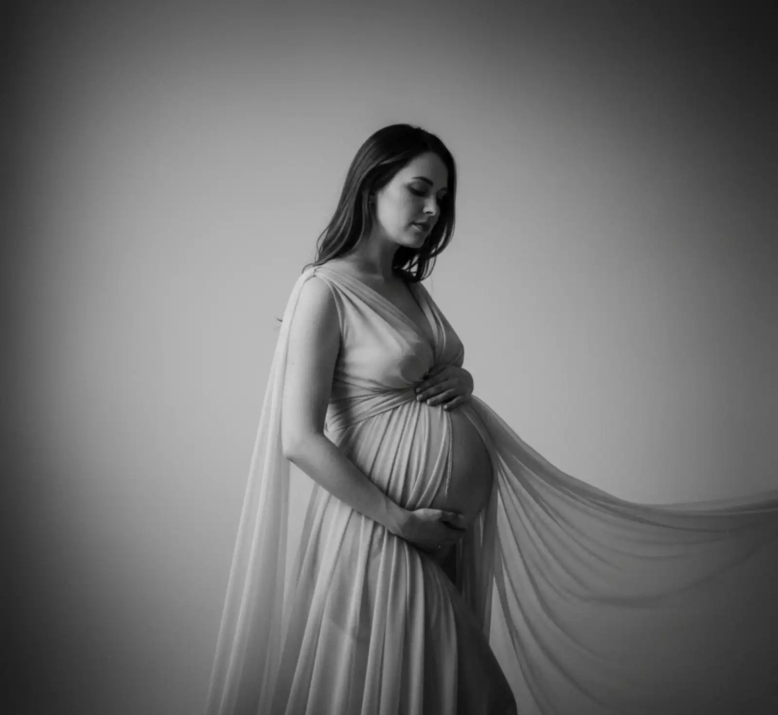 Black & White Maternity Photoshoot