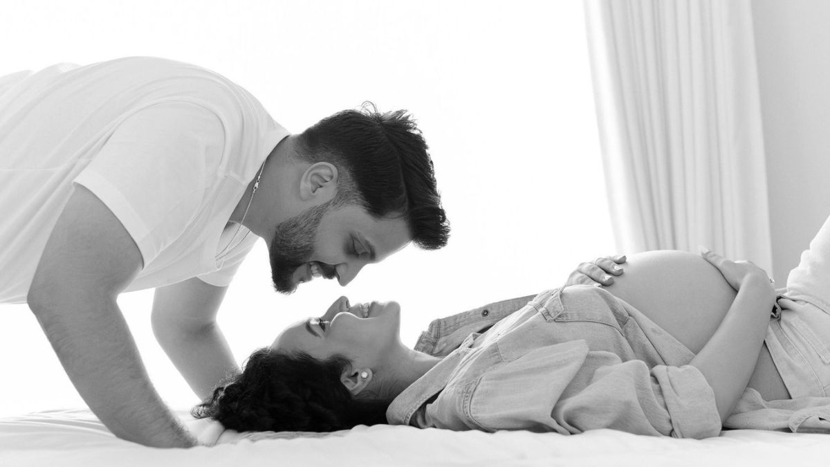 indoor maternity photoshoot