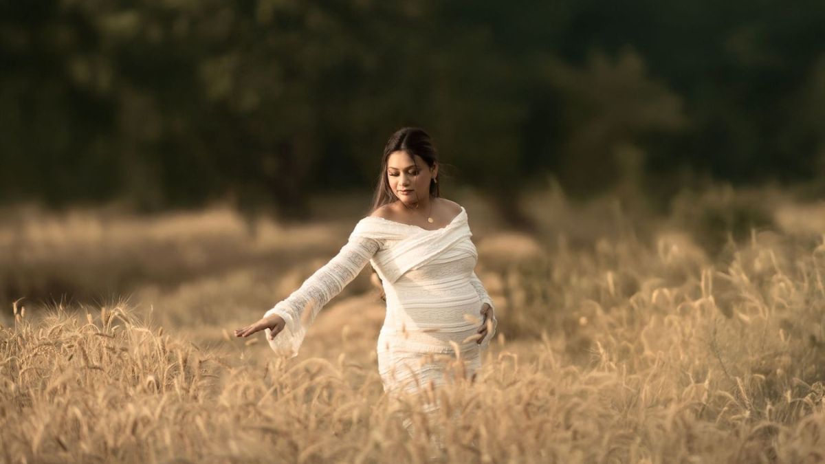 beautiful outdoor maternity photoshoot