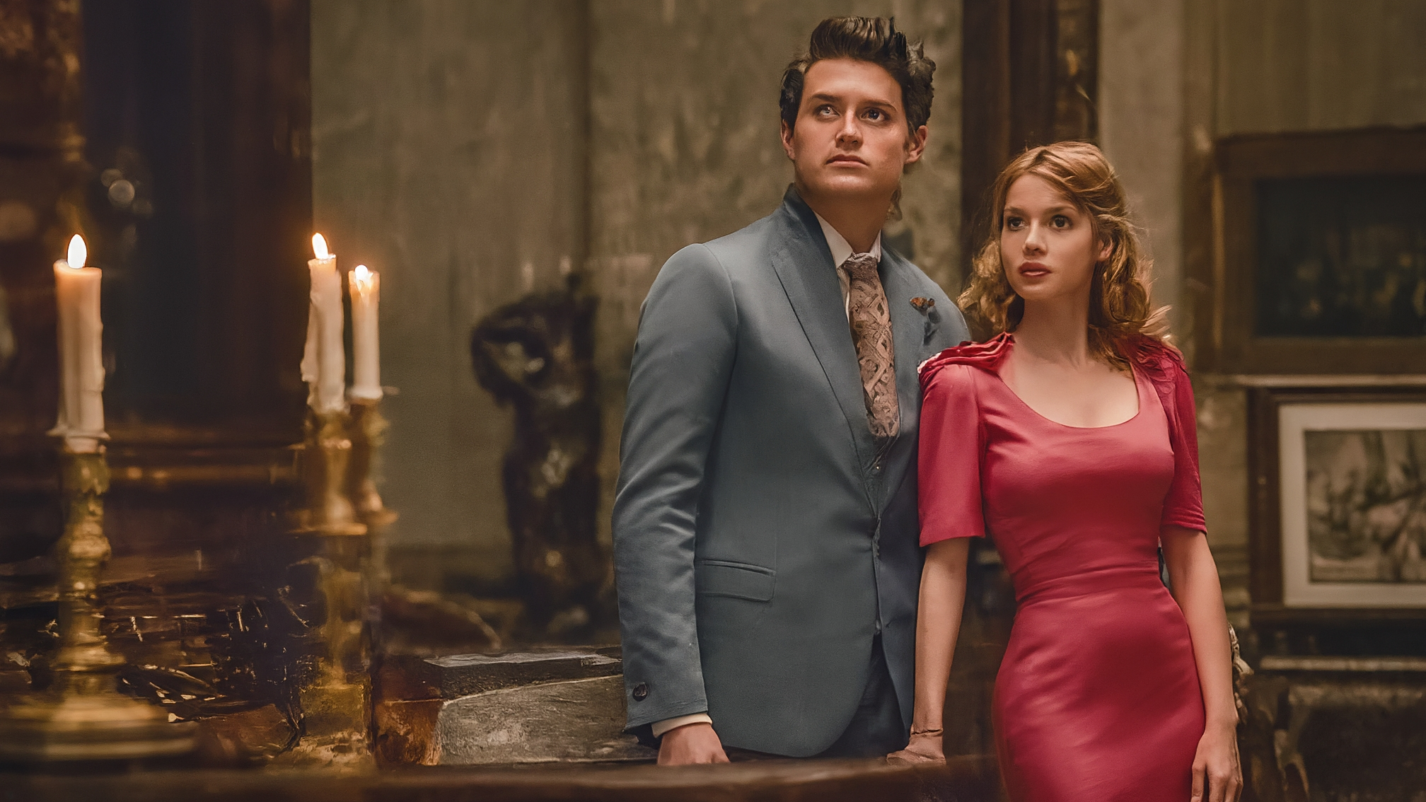 Due lama cartoon bianchi, uno maschio e una femmina, vestiti con eleganti completi (blu per il maschio, rosa per la femmina). Il maschio ha un'espressione analitica e leggermente preoccupata, la femmina un'espressione genuina ma attenta. Entrambi guardano verso una grafica a candele rosse che scendono in modo netto. Sfondo neutro, stile cartoon pulito e professionale. Nessun testo.