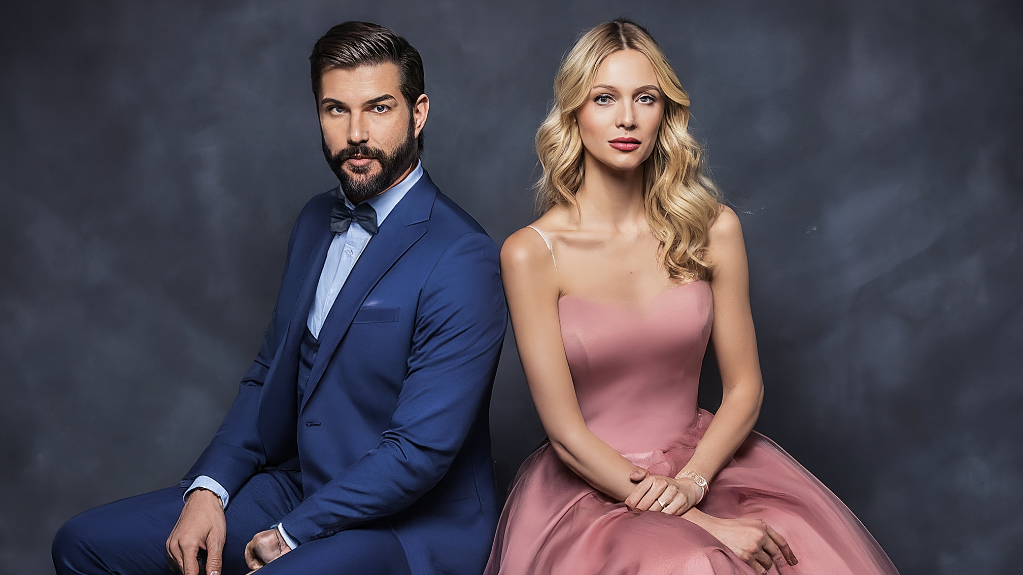 Due lama bianchi in stile cartoon, uno maschio con un completo blu elegante e un'espressione analitica ma sorridente, l'altra femmina con un vestito rosa elegante e un'espressione genuina e attenta. Sono posizionati uno accanto all'altra, con uno sfondo che evoca un grafico finanziario stilizzato in colori vivaci ma professionali, senza testo visibile.