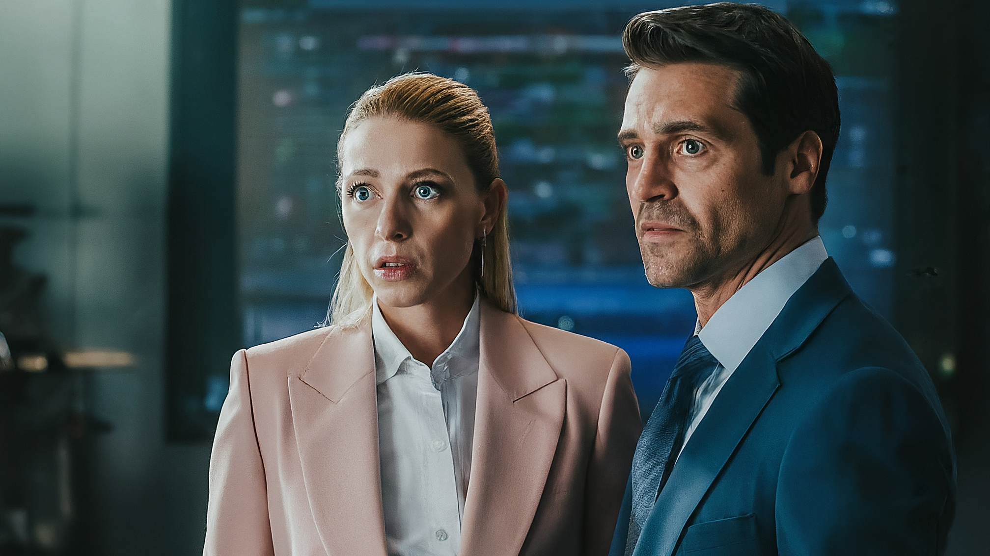 Due lama bianchi in stile cartoon, vestiti con eleganti completi (un maschio in blu, una femmina in rosa) che guardano con sorpresa e analisi uno schermo con grafici crypto stilizzati che mostrano un'onda anomala. Espressioni di stupore misto a concentrazione. Lo sfondo è un ufficio moderno con tocchi che richiamano i pascoli (es. un piccolo bonsai a forma di pecora). Colori vivaci ma professionali. Stile 3D pulito. Nessun testo.