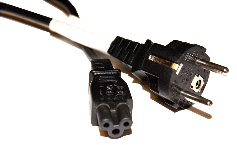 cable de red eléctrica con conector macho shucko y hembra tipo trebol.