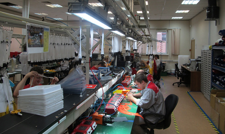 цех з вікнами та штучним освітленням