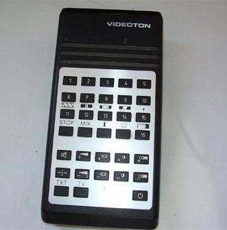 Videoton Infra Color TXT távirányító 1986-ból téglatest formával, mátrixban elrendezett 33 egyforma méretű gobbal