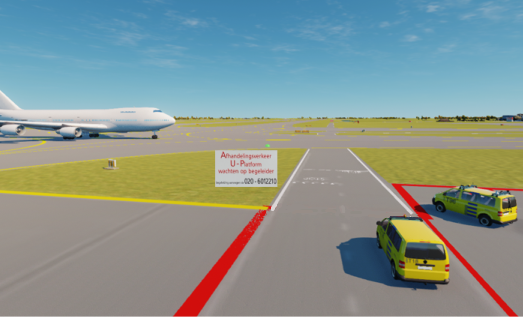 Auto onder begeleiding wachtend voor oversteek U-platform. Er komt een taxiënd vliegtuig van links.