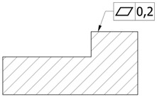 Na rysunku przedstawiono element o stopniowanej powierzchni. Niższa z lewej i wyższa z prawej. Powierzchnia pozioma po prawej stronie ma oznaczenie składające się z dwóch elementów. Od lewej: skośny czworokąt przypominający pochylony na prawo prostokąt z dwoma poziomymi liniami, następnie wartość 0,2. 