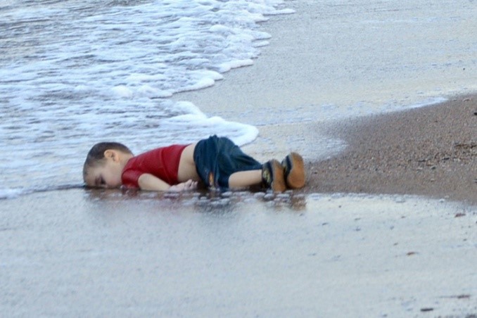 Imagem de um garoto Sírio morto na areira da praia
