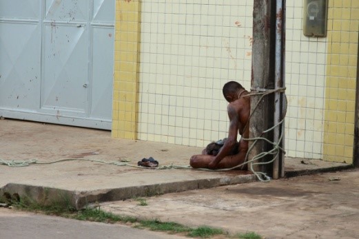 menino que foi amarrado ao poste e sofreu linchamento até a morte