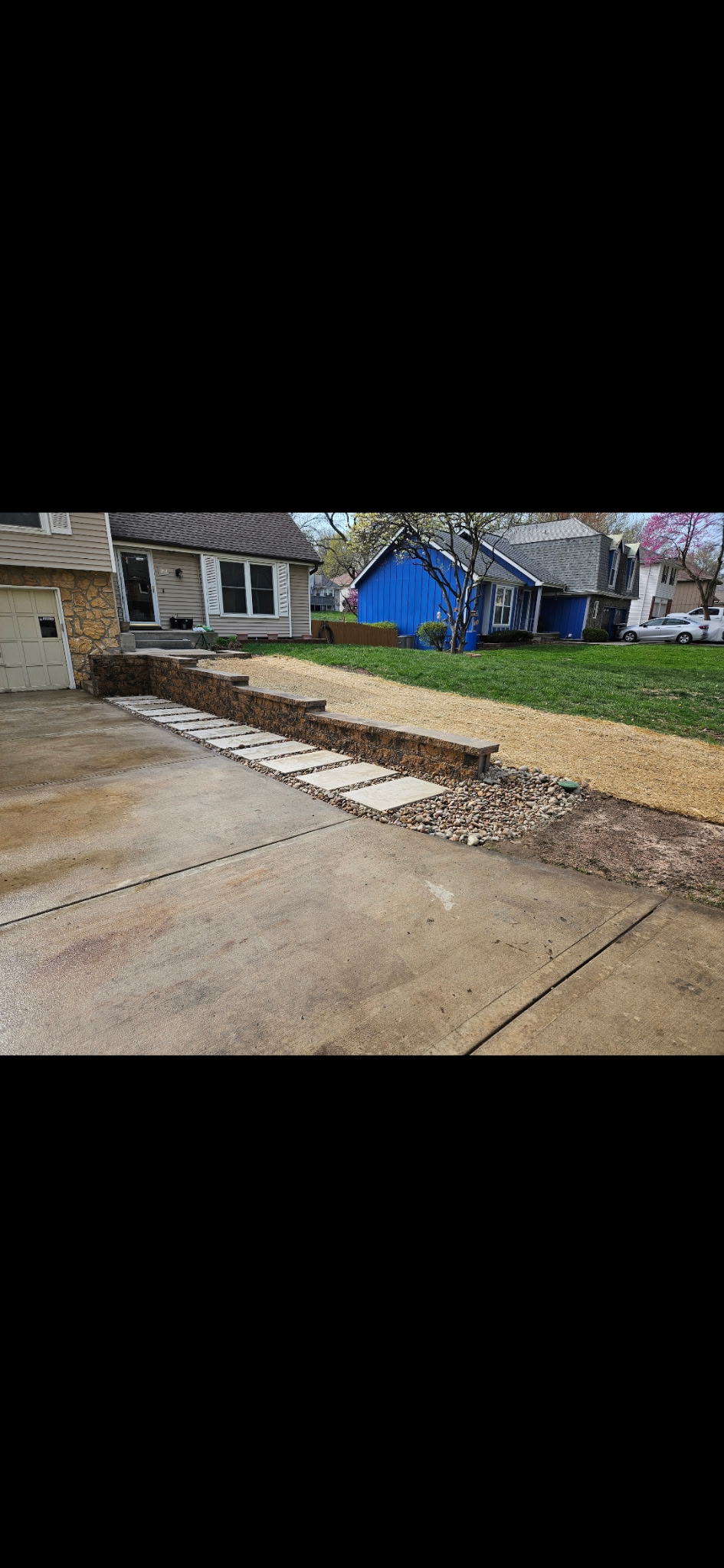 Driveway Retaining Wall and Stepping Stone Walkway in Kansas City — photo 2