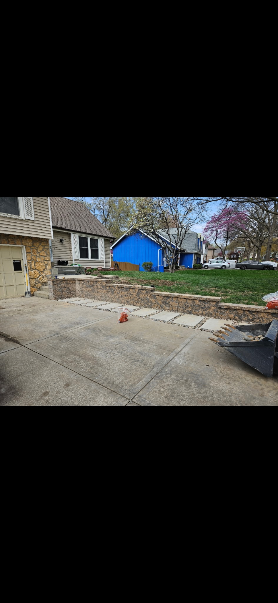 Driveway Retaining Wall and Stepping Stone Walkway in Kansas City — photo 4