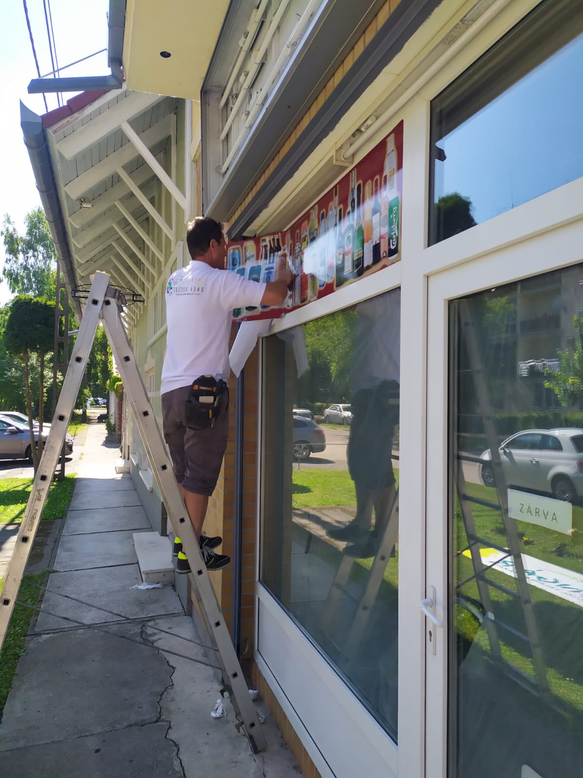 Szakember ablakfóliázás közben