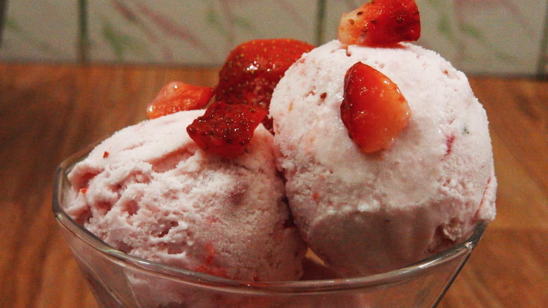 Eggless Strawberry Ice Cream - Beat the Heat | Without Ice Cream Maker | Foolproof Recipe