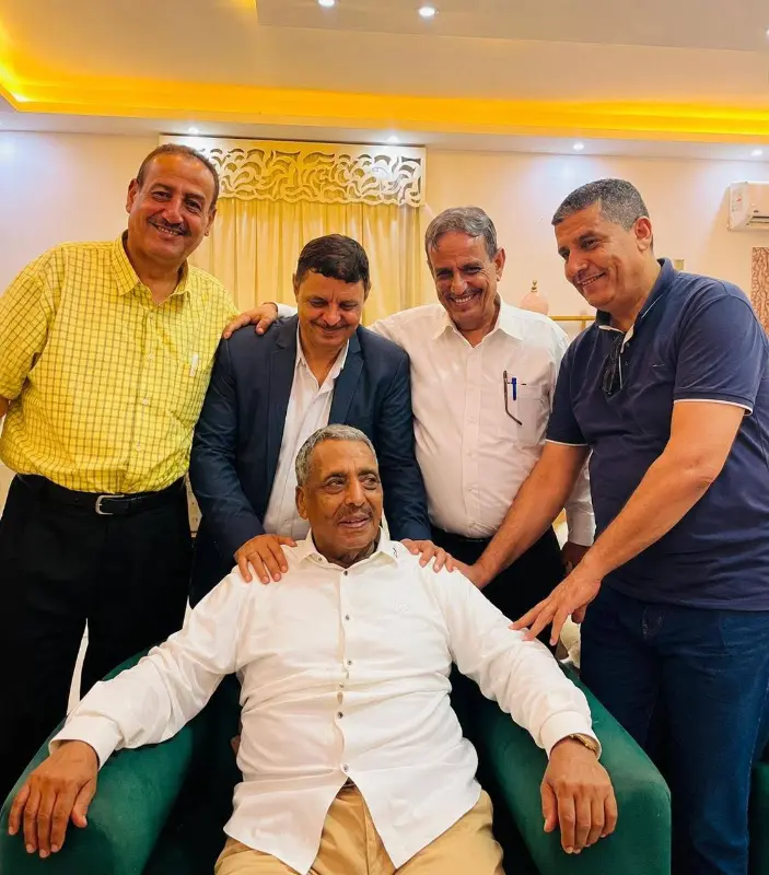 A friendly meeting brings together leader Hassan Baoum with a number of his fellow activists at his residence in Egypt. | CUAC