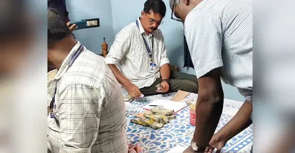 الهند | ضبط أموال ووثائق مالية خلال تفتيش منزل مسؤولة ضريبية | الاتحاد المدني لمكافحة الفساد