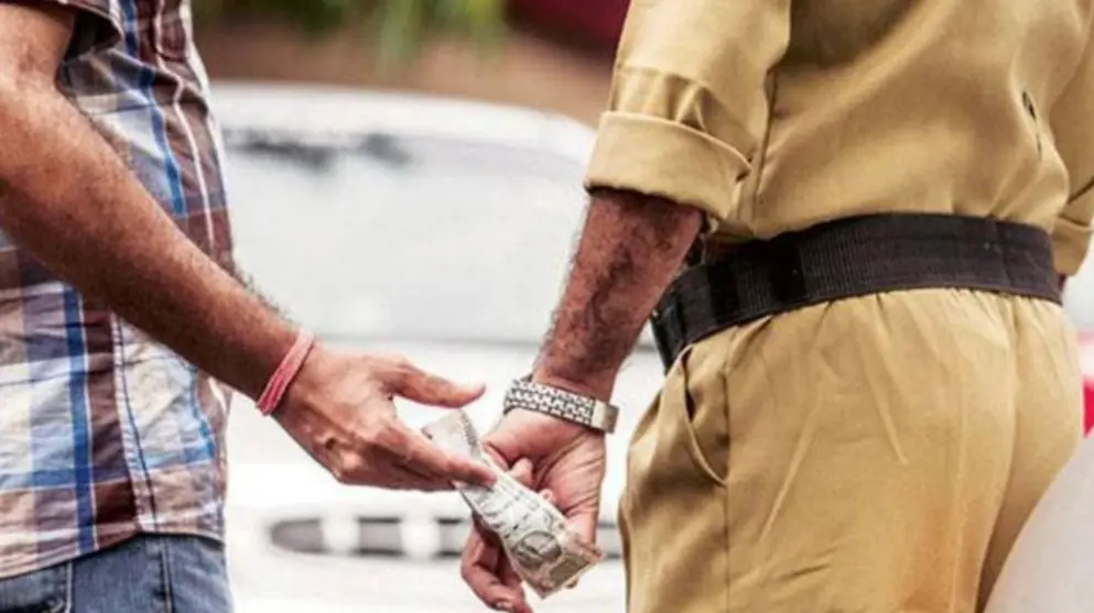 India | A police officer was arrested on suspicion of requesting a bribe in exchange for official documents | CUAC