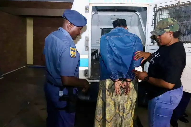 South Africa | Five police officers were arrested on suspicion of corruption and obstruction of justice | CUAC