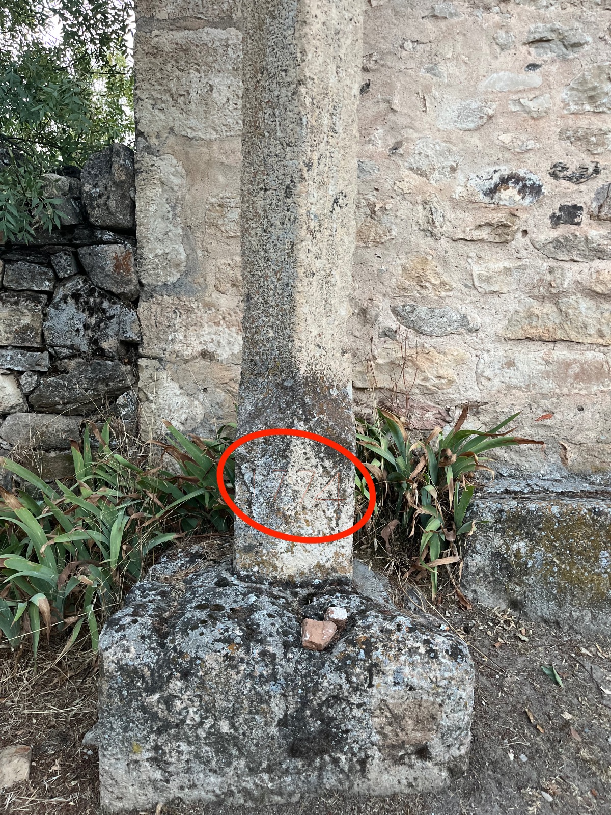 Cruz votiva frente a la Ermita de San Martín en Cañicosa