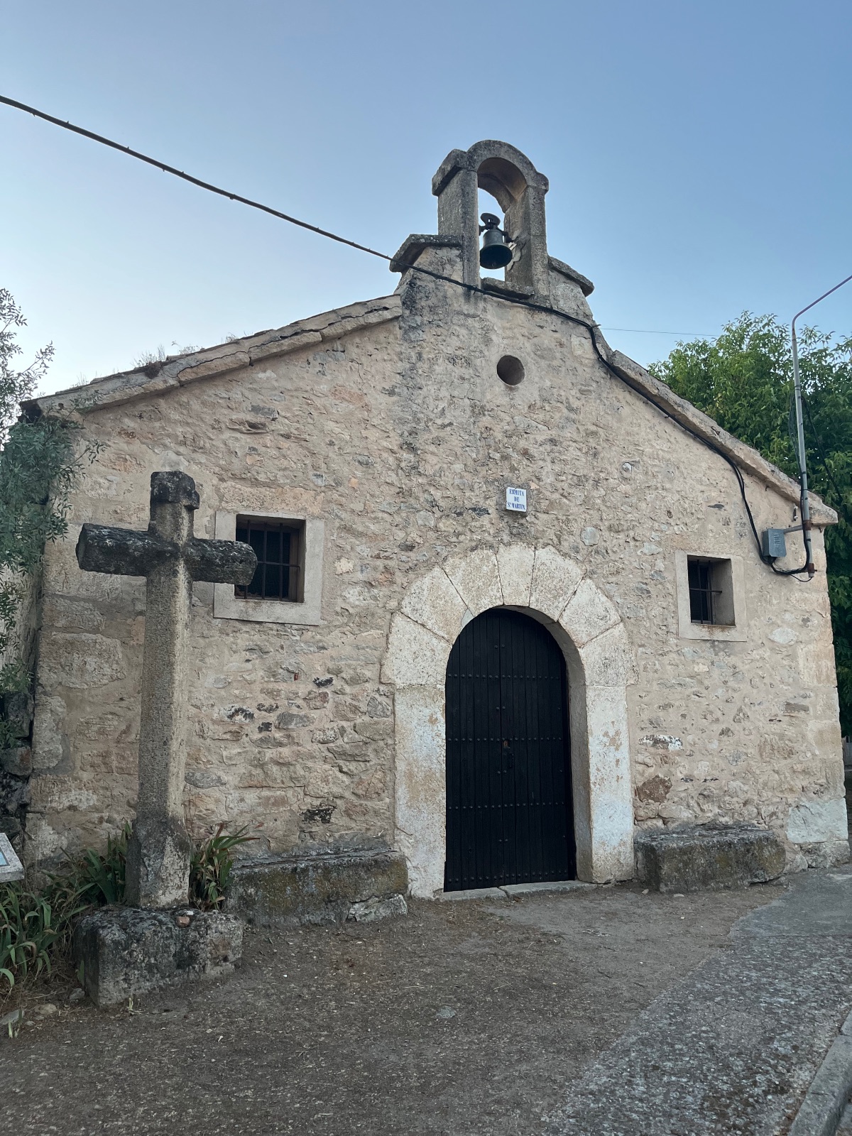 Cruz votiva frente a la Ermita de San Martín en Cañicosa