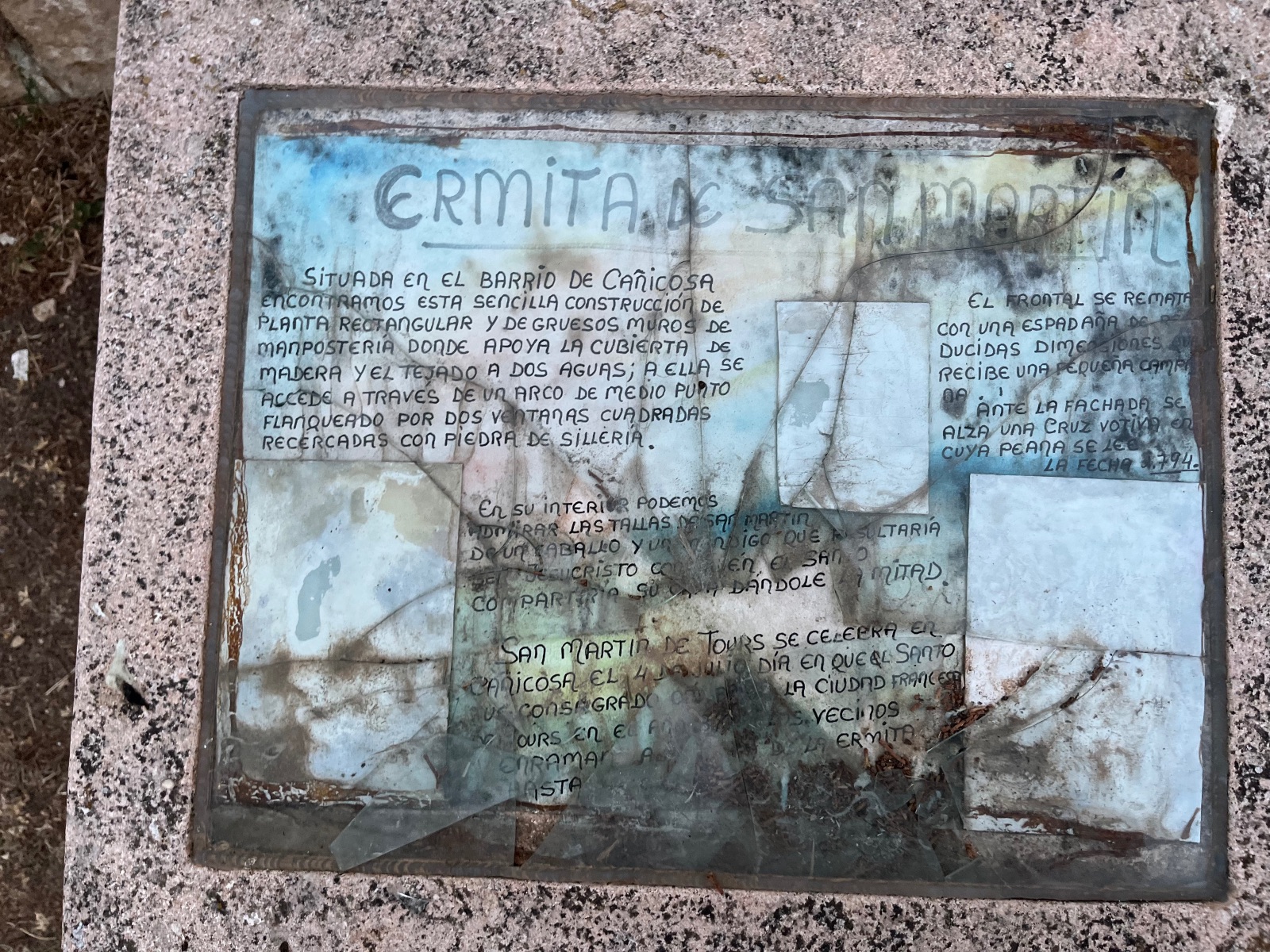 Cruz votiva frente a la Ermita de San Martín en Cañicosa