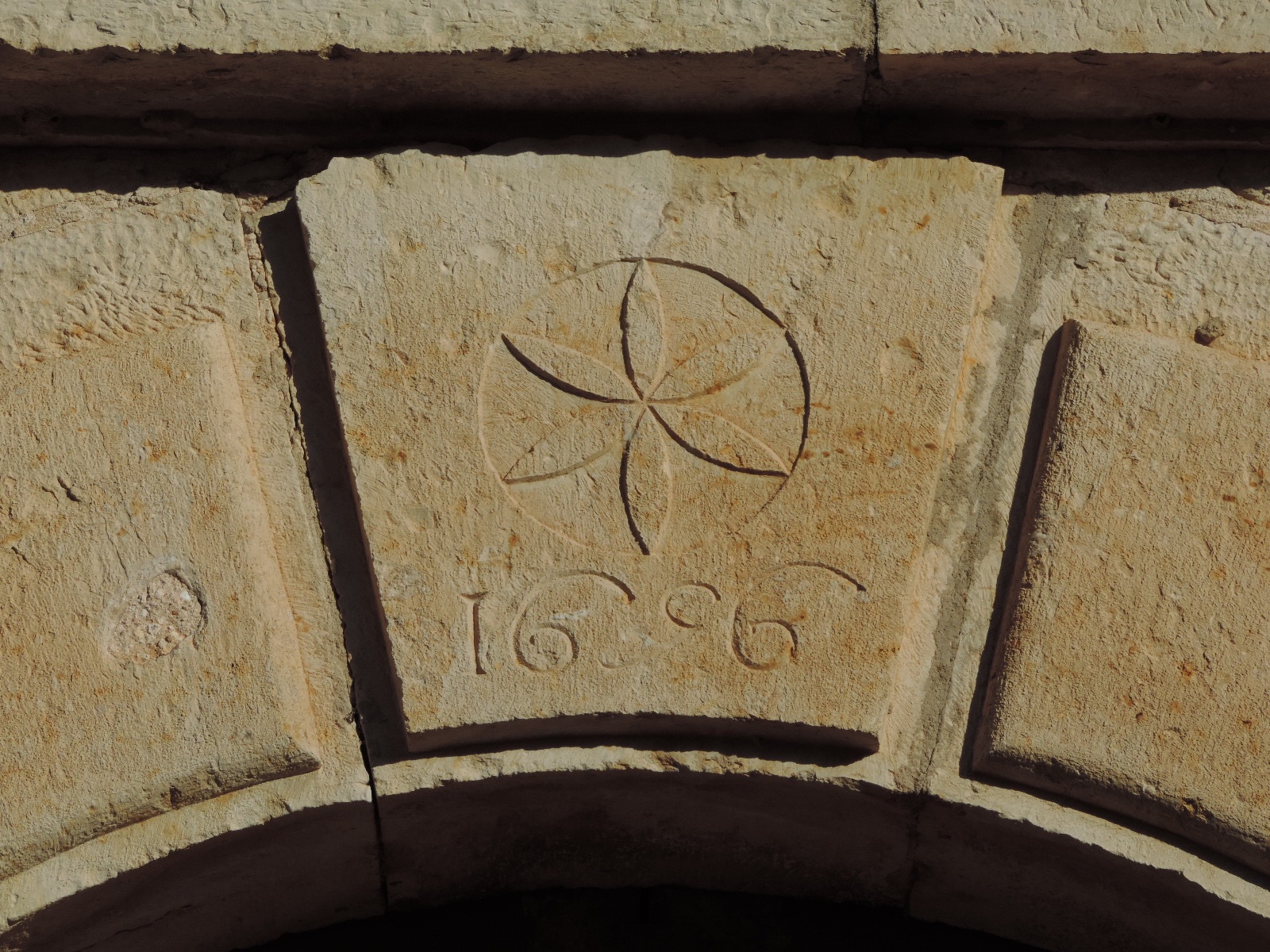 Construcción de la portada de la Iglesia de San Cristóbal de Matabuena