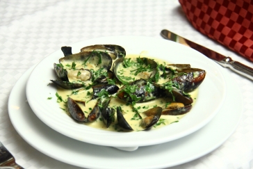 Mussels with cream sauce or provencal