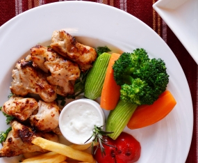 Shish Tawook with Yoghurt and Tomeya