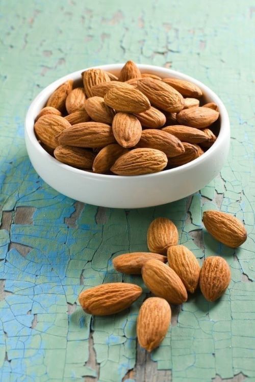 Raw jumbo almonds