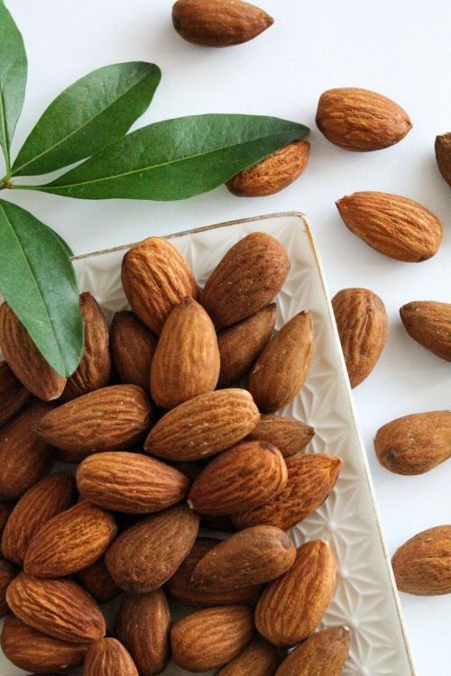 Large roasted almonds