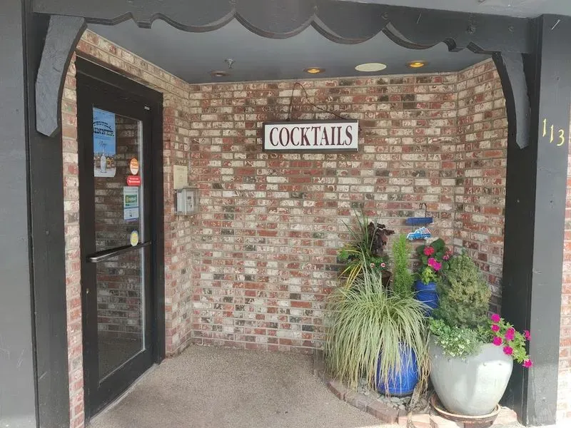 Charlie's Restaurant & Lounge