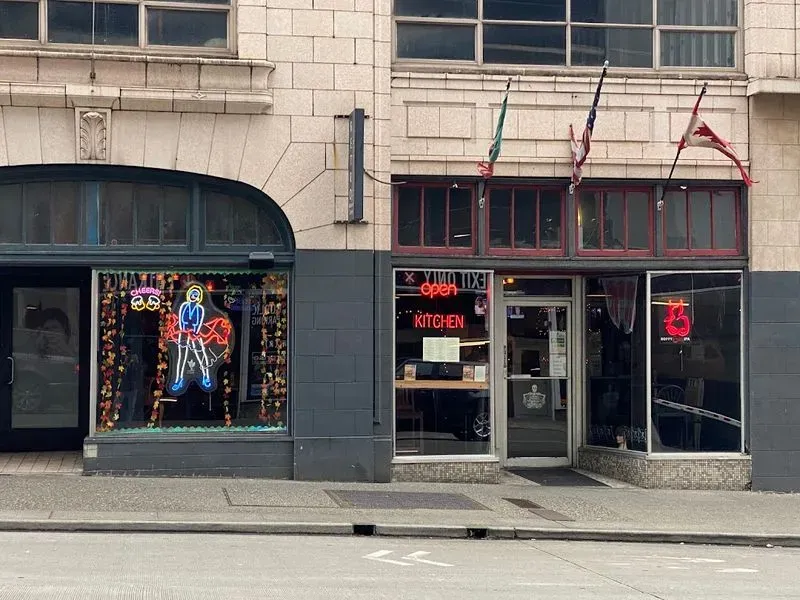 Retro Restaurant & Lounge