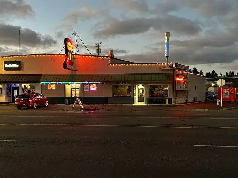 Lucky Silver Tavern