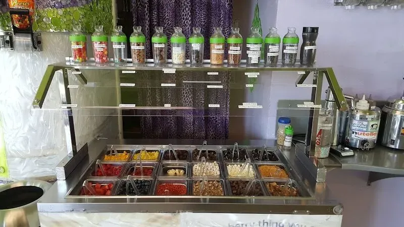 Skinny D's Yogurt & Cakes