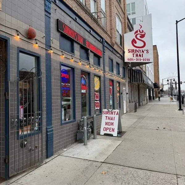 Sirinya's Thai Restaurant & Lounge