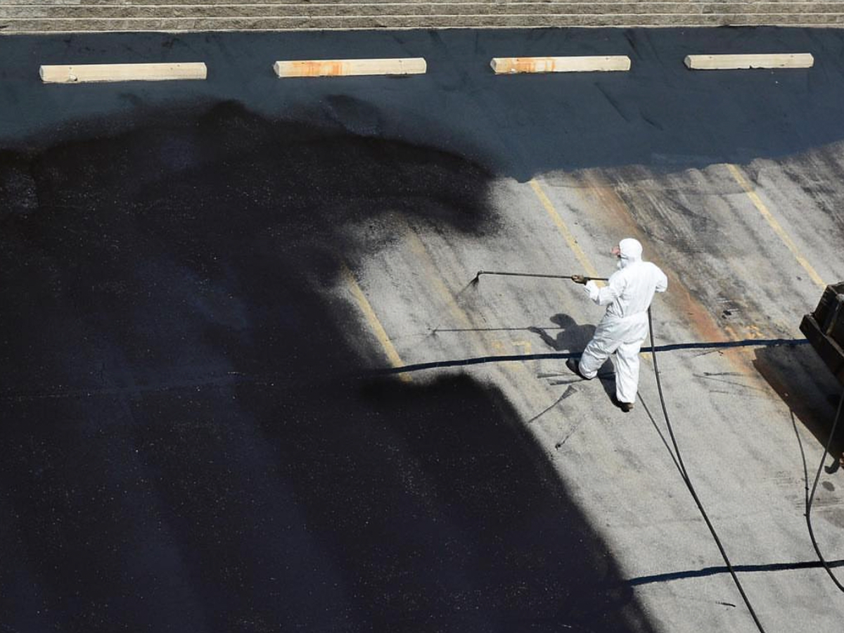 Spraying Asphalt Sealcoat The Driveway Guys