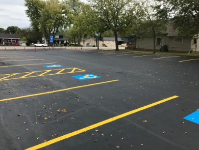 Commercial asphalt parking lot with Smith Paving and Seal coating