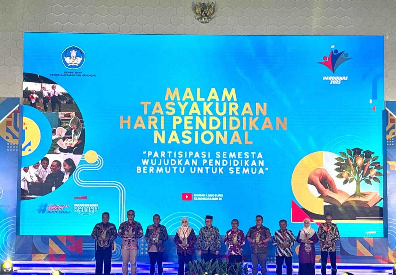 Membangun Masa Depan Lewat Pendidikan, United Tractors Terima Apresiasi dari Menteri Dikdasmen