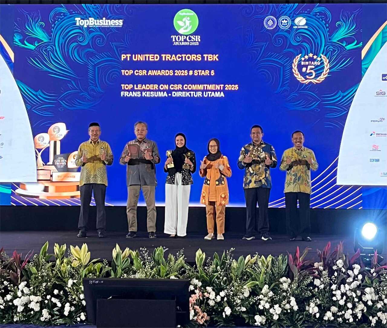 Bangun Kebermanfaatan Tanpa Henti, Grup United Tractors Raih TOP CSR Award 2025