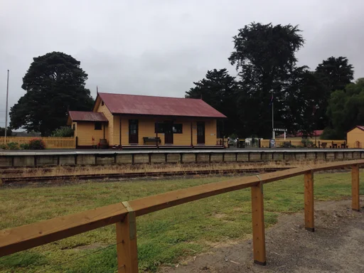 Drysdale Railway Station - January 2017 — Photo: Philip Mallis, CC BY-SA 2.0. Source: https://commons.wikimedia.org/wiki/File:Drysdale_Railway_Station_-_January_2017.jpg · https://creativecommons.org/licenses/by-sa/2.0