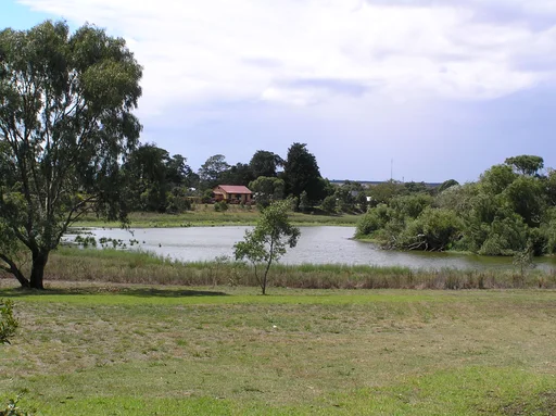 Lake Lorne 01 — Photo: Maias, CC BY-SA 3.0. Source: https://commons.wikimedia.org/wiki/File:Lake_Lorne_01.jpg · https://creativecommons.org/licenses/by-sa/3.0