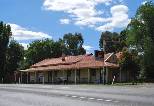 Axedale Tavern, photographed in 2012; historic venue context, not current trading information. Photo: Mattinbgn, CC BY 3.0. Source: https://commons.wikimedia.org/wiki/File:Axedale_Tavern_001.JPG · https://creativecommons.org/licenses/by/3.0