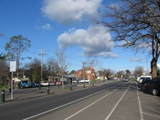 Heathcote main street, photographed in 2007; historic town context, not a current street-layout report. Photo: Mattinbgn, CC BY-SA 3.0. Source: https://commons.wikimedia.org/wiki/File:HeathcoteMainStreet.JPG · http://creativecommons.org/licenses/by-sa/3.0/