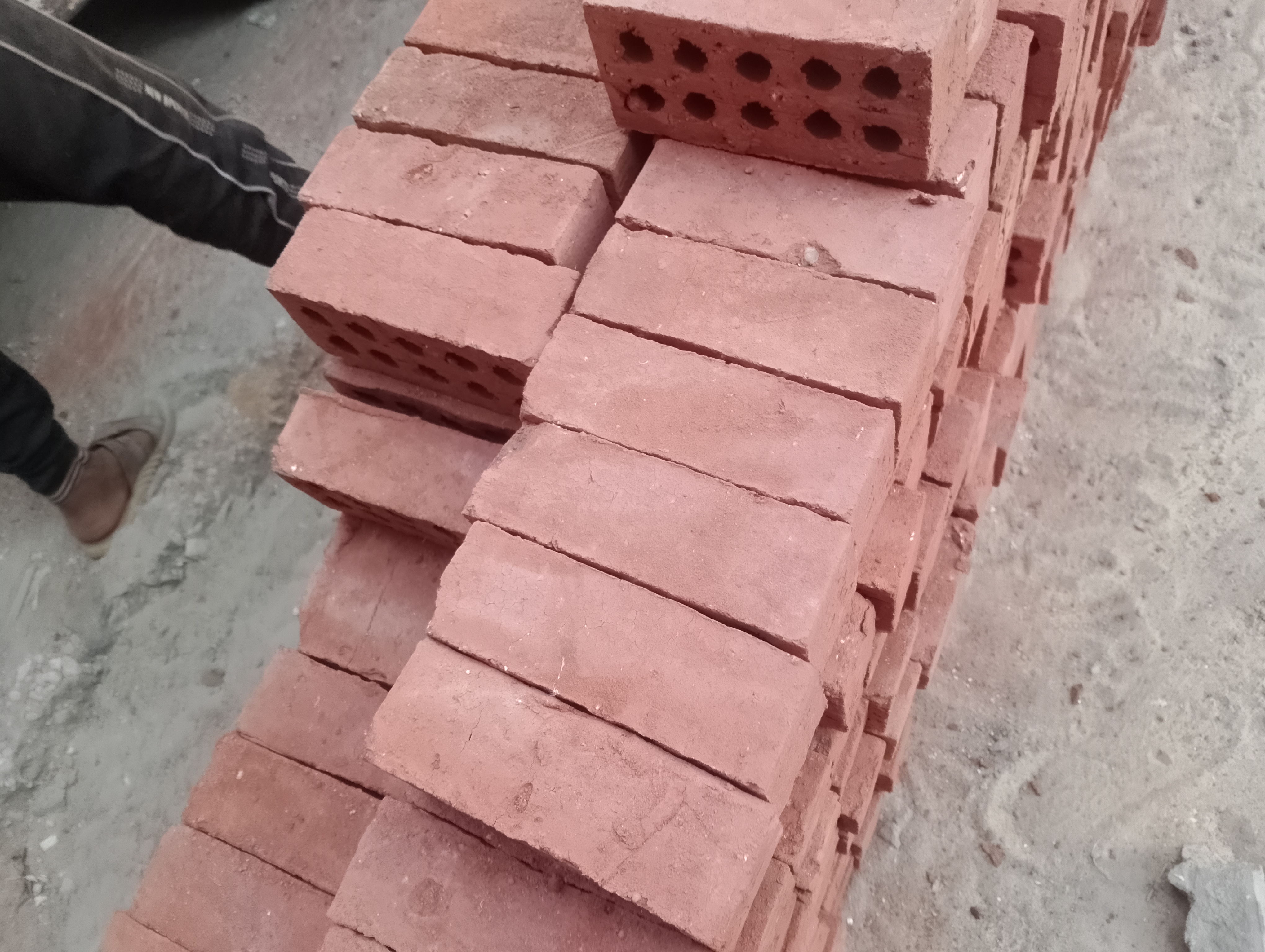 توريدات مواد البناء والتشطيبات والحفر والهدد