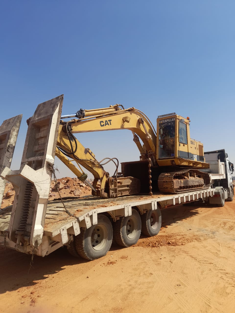 لوادر وحفارات 