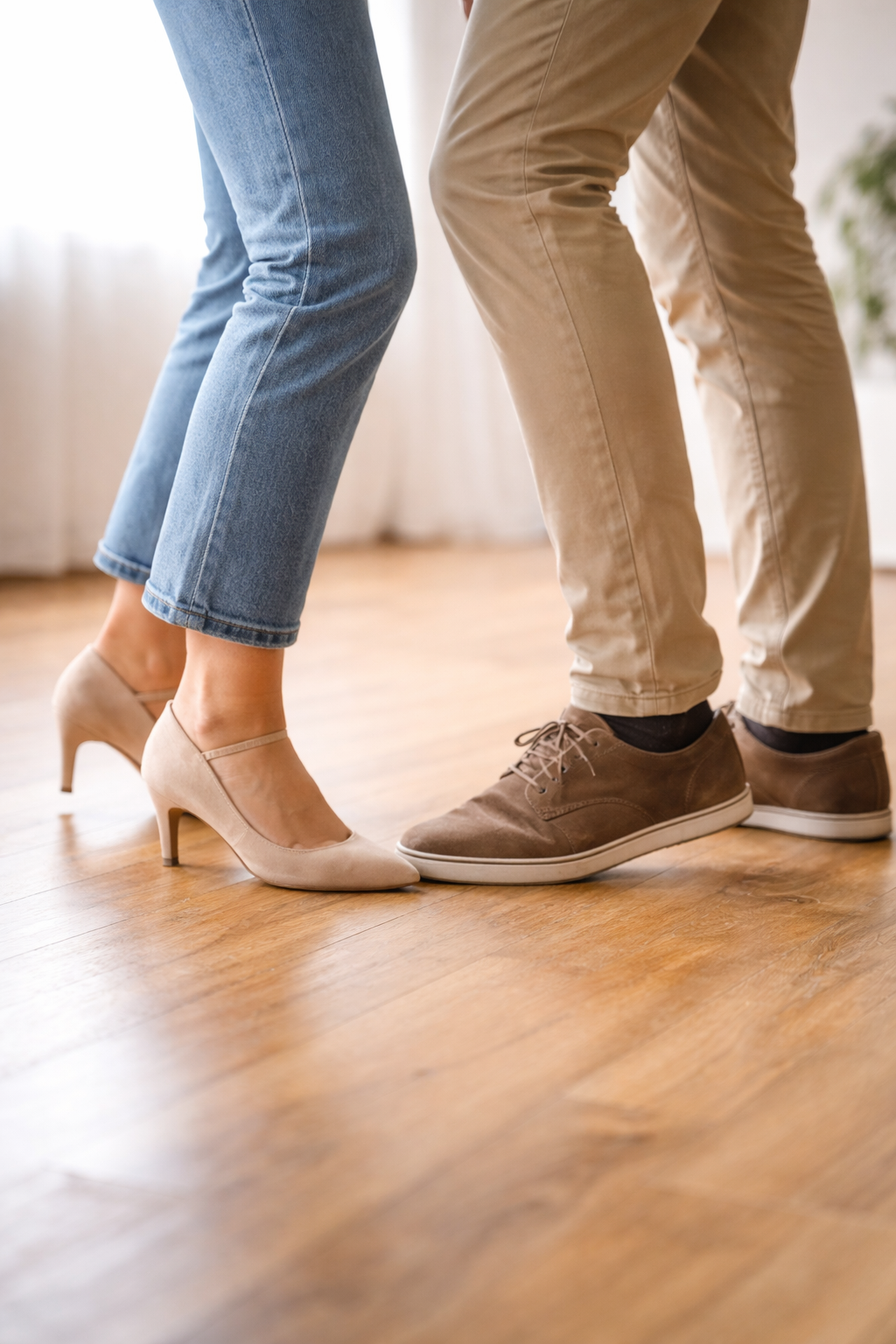 Para ćwicząca pierwszy taniec do muzyki